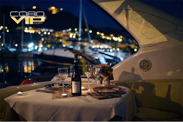 Cena romántica sobre yate en Los Cabos