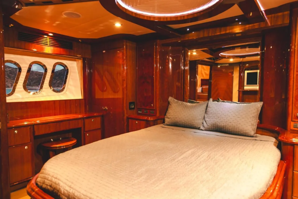 70 FT McKinna | Renta de yates cabo san lucas - Image 14